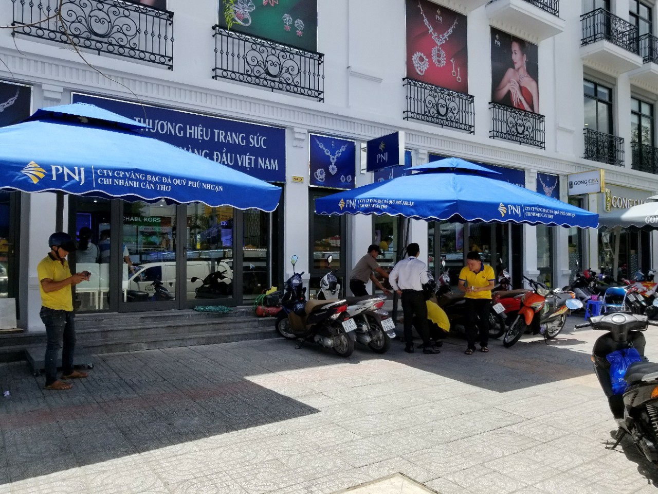 Thi Công Dù Lệch Tâm tại PNJ