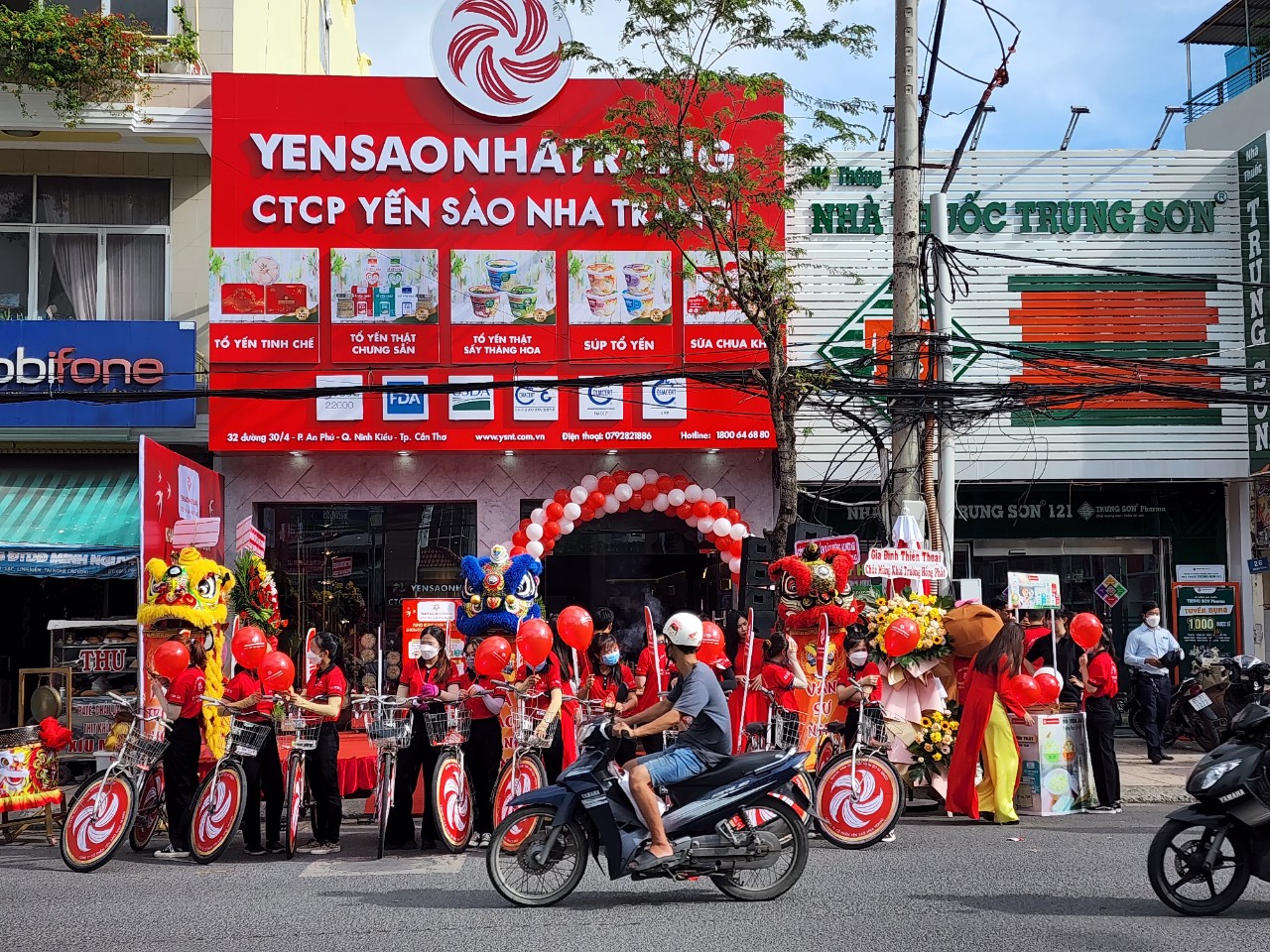 KHAI TRƯƠNG CỬA HÀNG YẾN SÀO NHAN TRANG TRÊN ĐƯỜNG 30/4